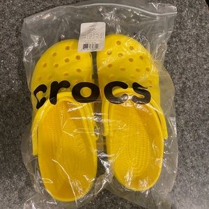NWT Yellow crocs womens size 7